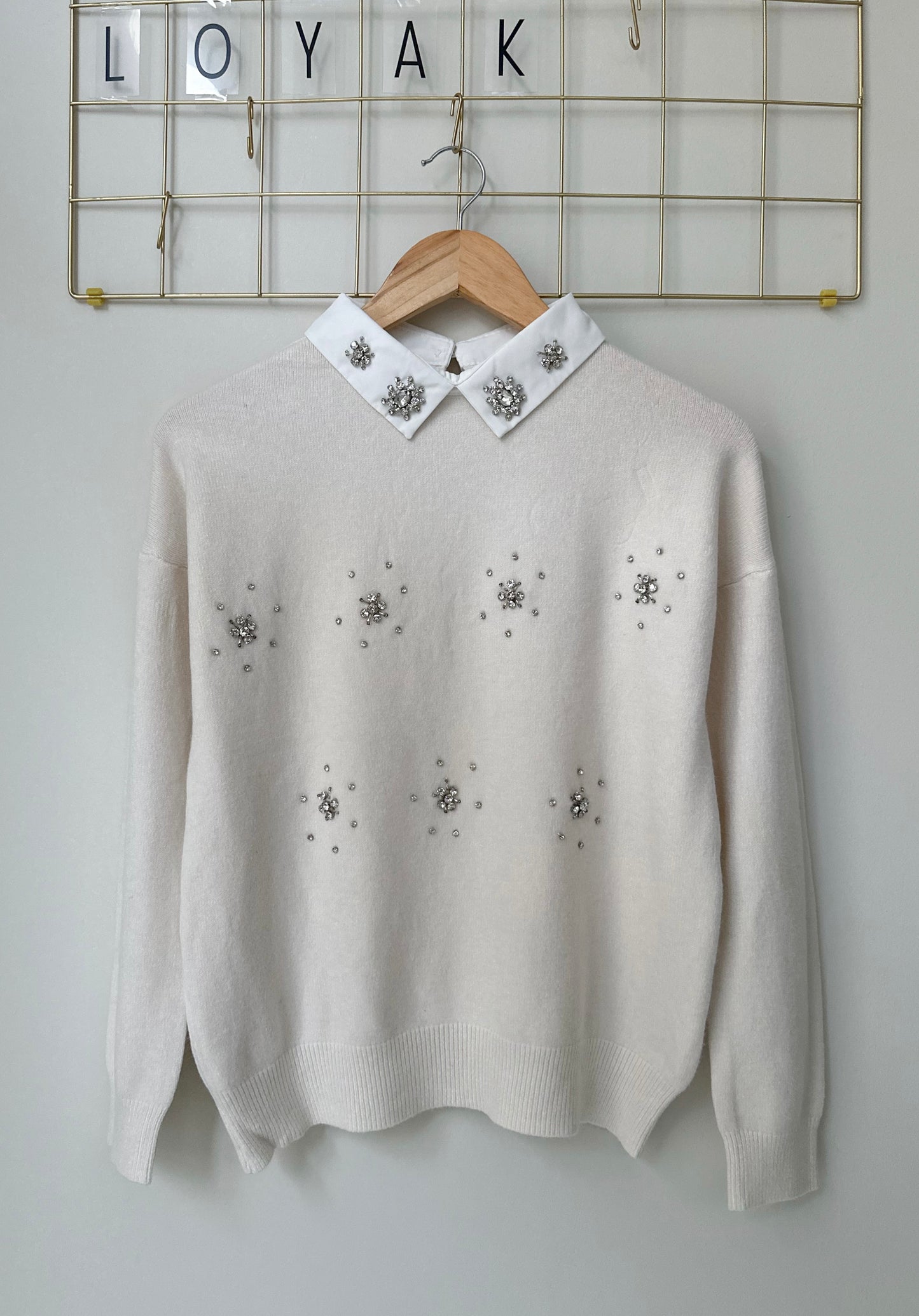 Μπλούζα πλέκτη BLISS με λευκό γιακά και στρας off white