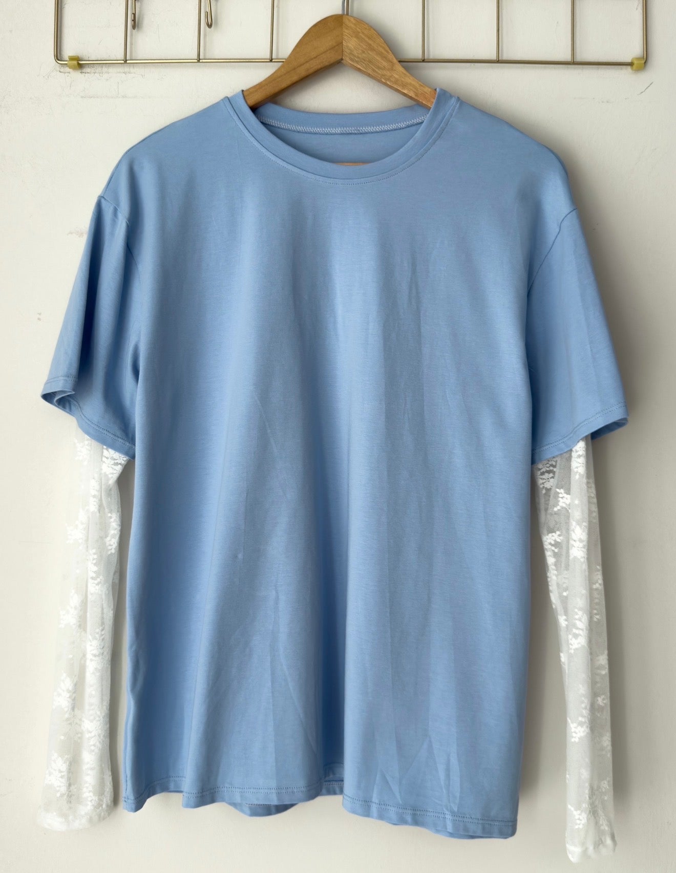 Μπλούζα με δαντέλα στα μανίκια CAROL light blue