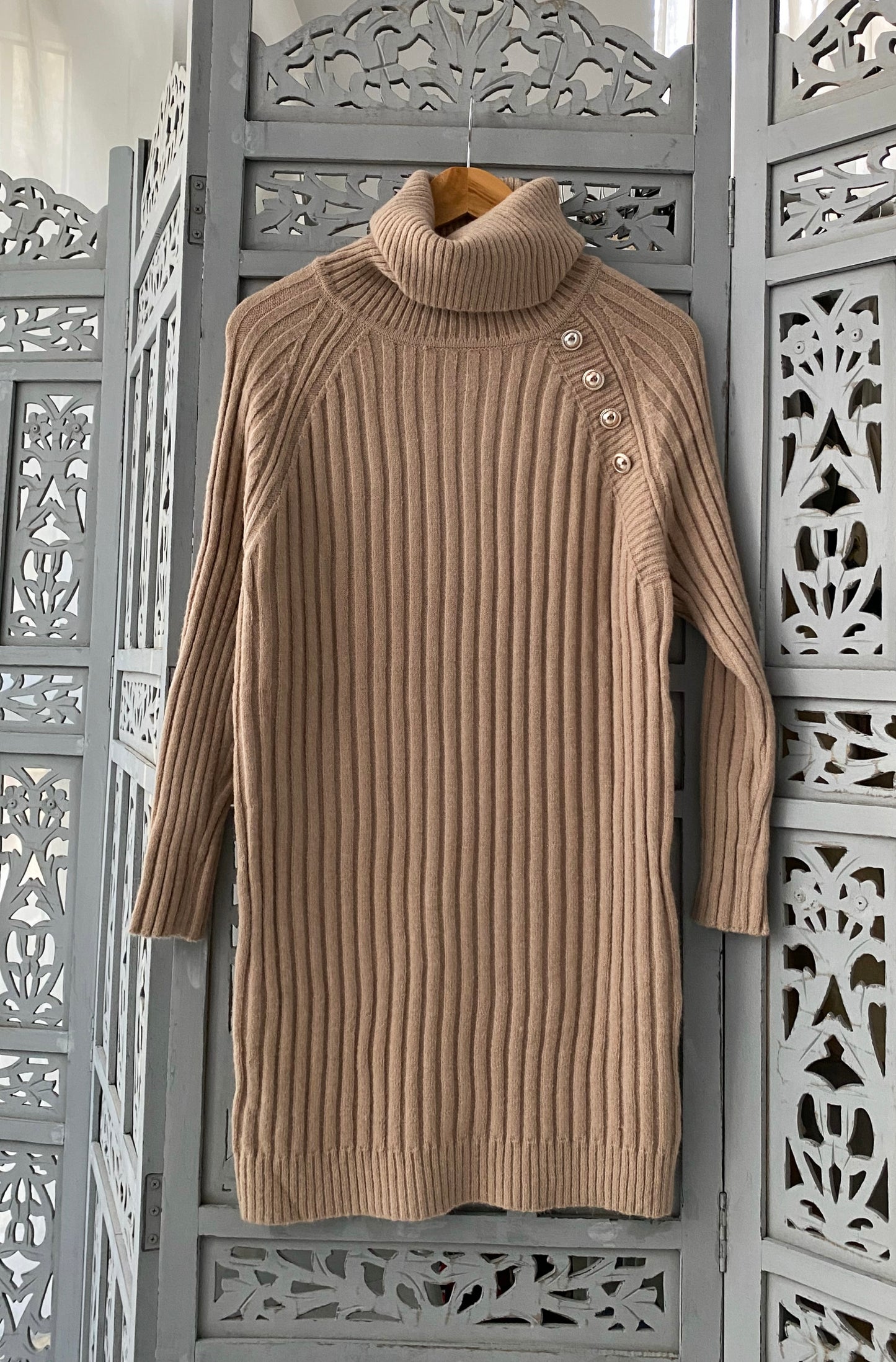 Πλεκτό μακρύ με κουμπιά beige