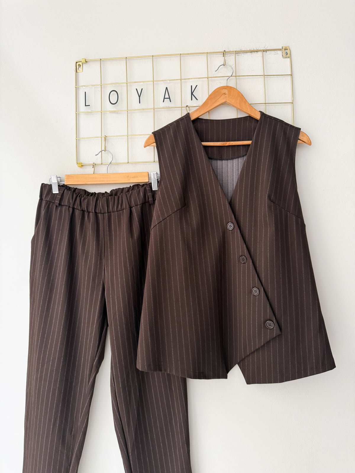 Σετ γιλέκο και παντελόνι PEACKY brown