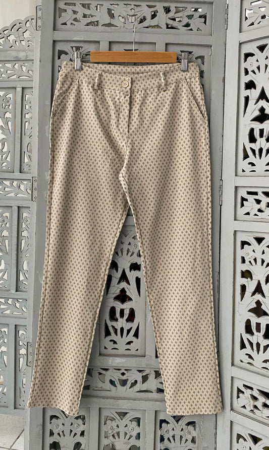 Pants with small beige pattern